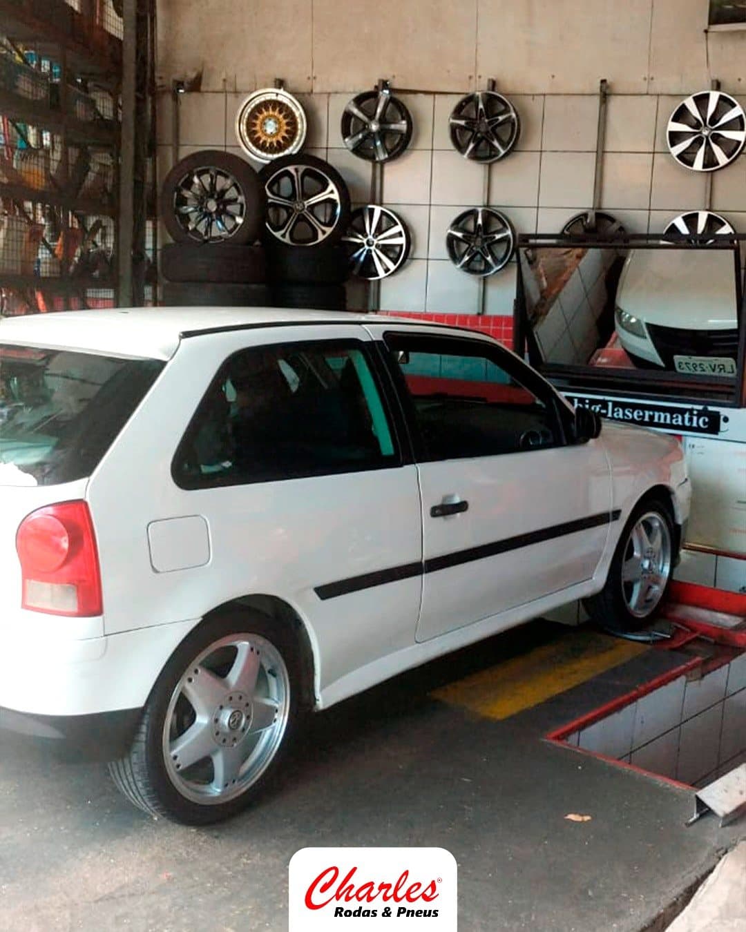 Carro no elevador em frente à parede de rodas