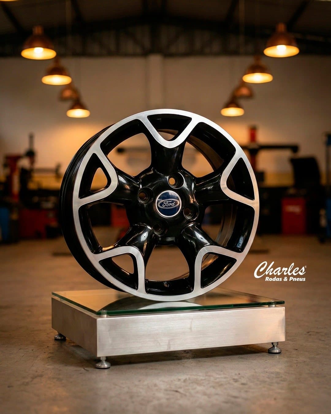 Roda BBS multispoke exposta na oficina