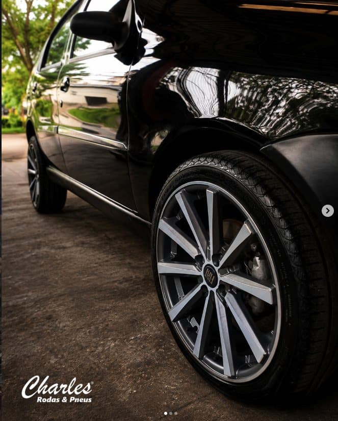 Pneu e roda montados em um Volkswagen preto